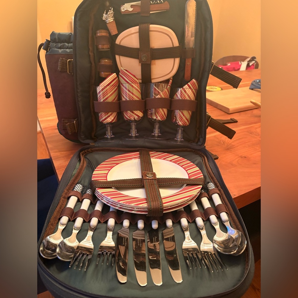 BRAND NEW PICNIC AT ASCOT BACKPACK WITH FULL SERVICE FOR FOUR